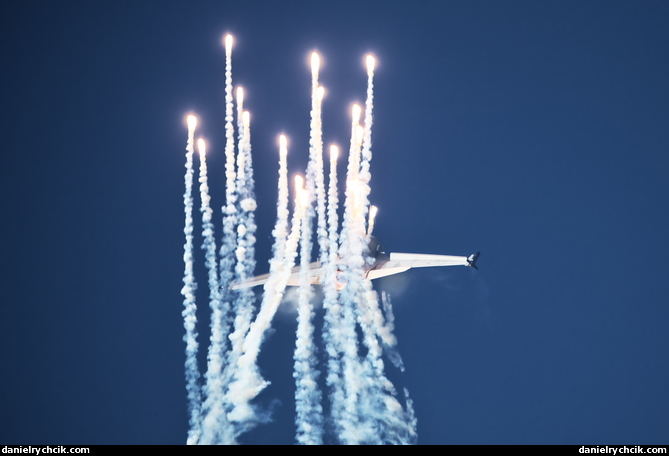 General Dynamics F-16AM Fighting Falcon (RNLAF solo display)