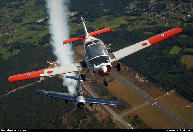 Bulldog T1 & Yak-52 formation