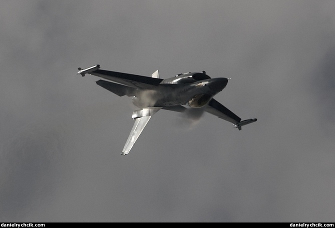 F-16C Falcon solo display (Belgian Air Force)