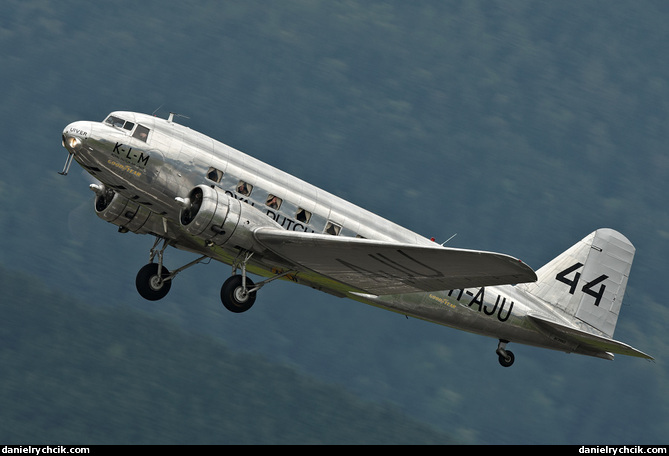 Douglas DC-3 (Red Bull)