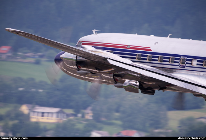 Douglas DC-6 (Red Bull)