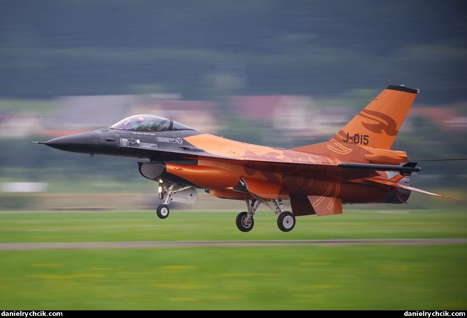 General Dynamics F-16AM Fighting Falcon - RNLAF solo display