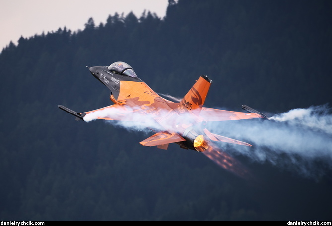 General Dynamics F-16AM Fighting Falcon - RNLAF solo display