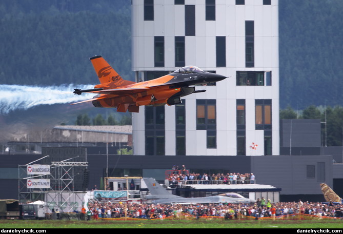 General Dynamics F-16AM Fighting Falcon - RNLAF solo display