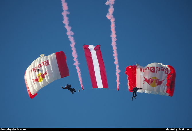 Parachute jumpers with Austrian flag