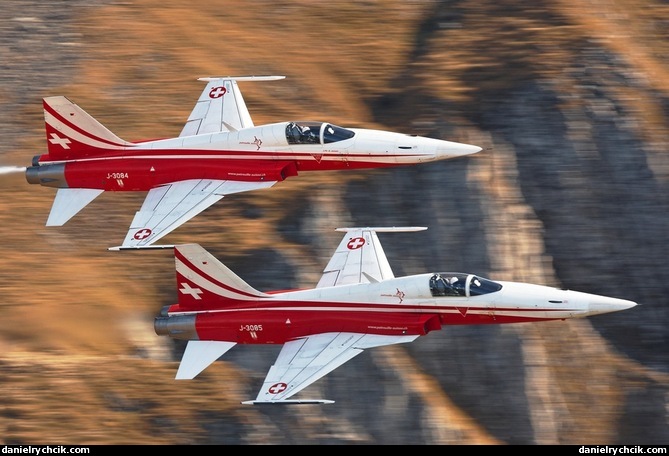 Close formation of the Patrouille Suisse