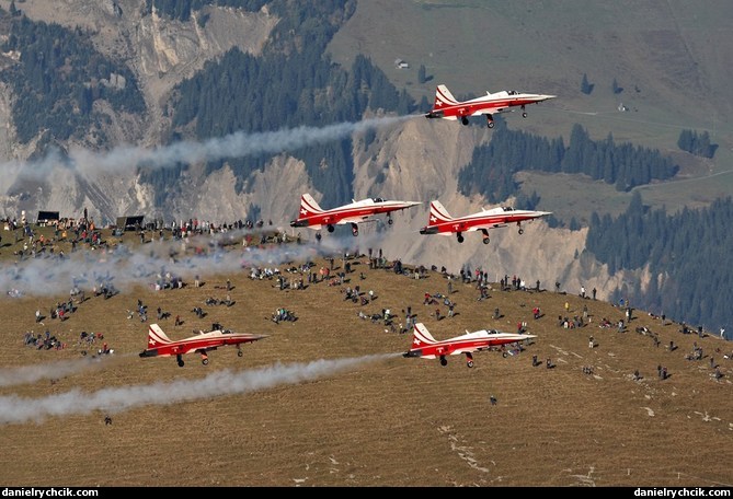 Tunnel formation of Patrouille Suisse above Brau hill