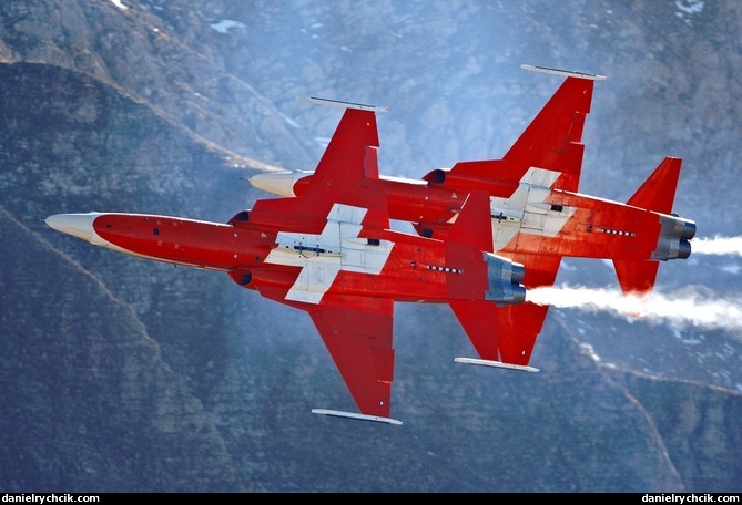 Two Tigers of Patrouille Suisse breaking in the Axalp valley