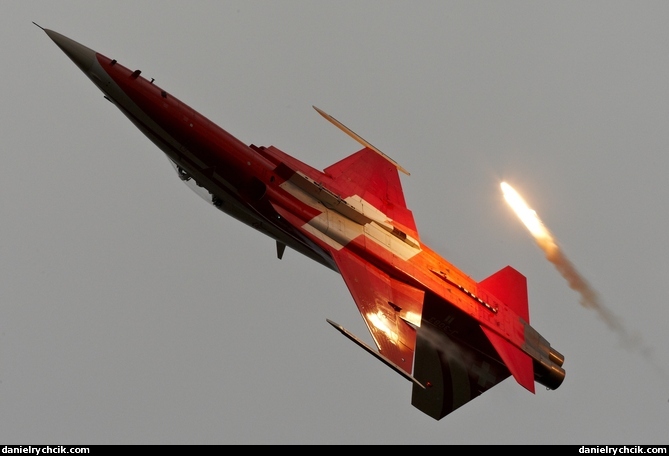 F-5E Tiger of Patrouille Suisse shooting flares