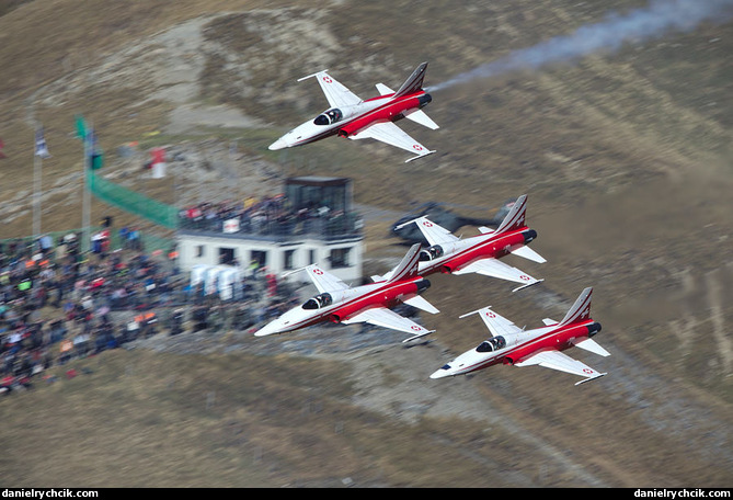 Patrouille Suisse flying over spectators on KP
