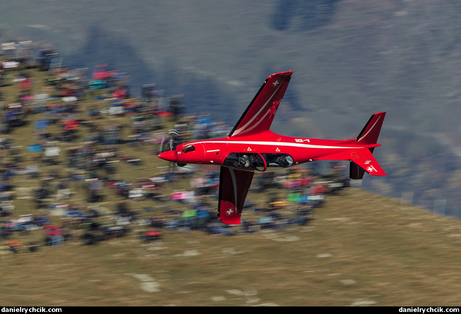 Pilatus PC-21 over spectators at Tschingel