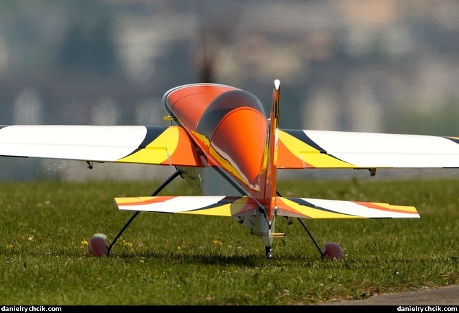 Extra 300 (RC model)