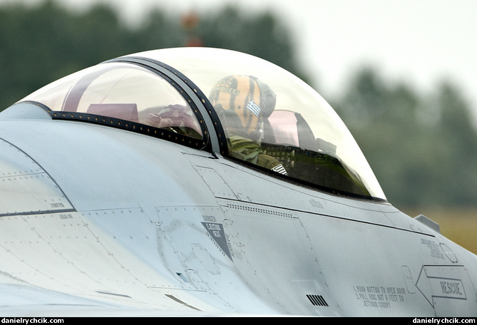 Cockpit of the Greek F-16C