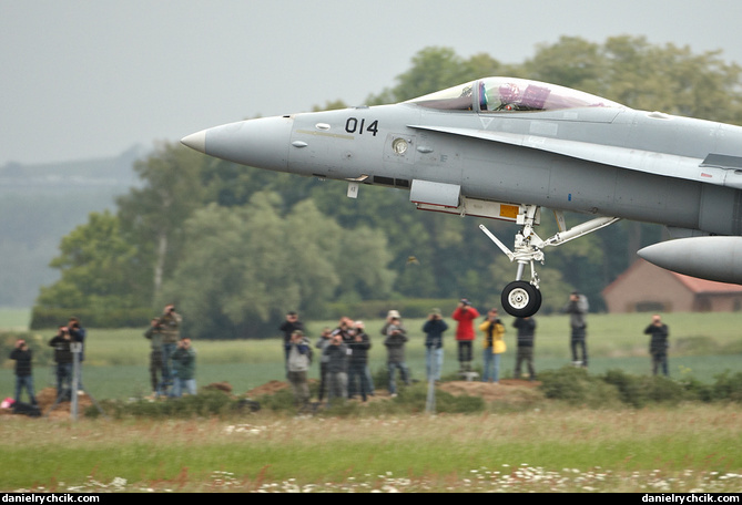 Off-base spotters shooting departing Swiss Hornet