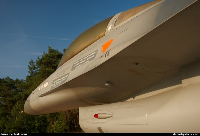 F-16C Falcon (mock-up)