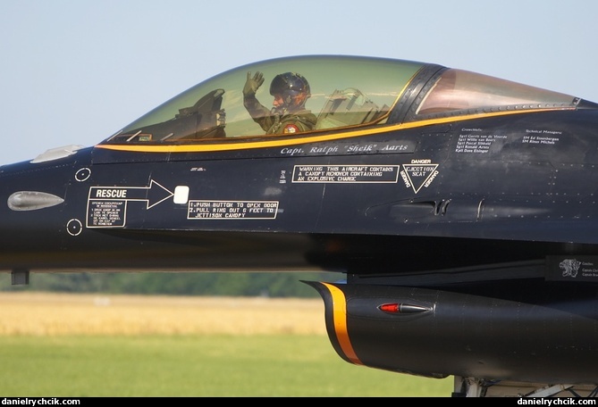 Sheik - Dutch F-16 solo pilot