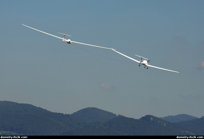 Super Dimona pulling the glider
