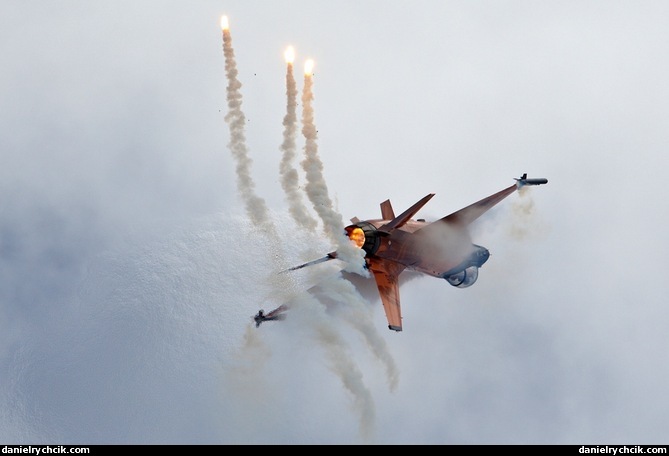 RNLAF F-16C solo display