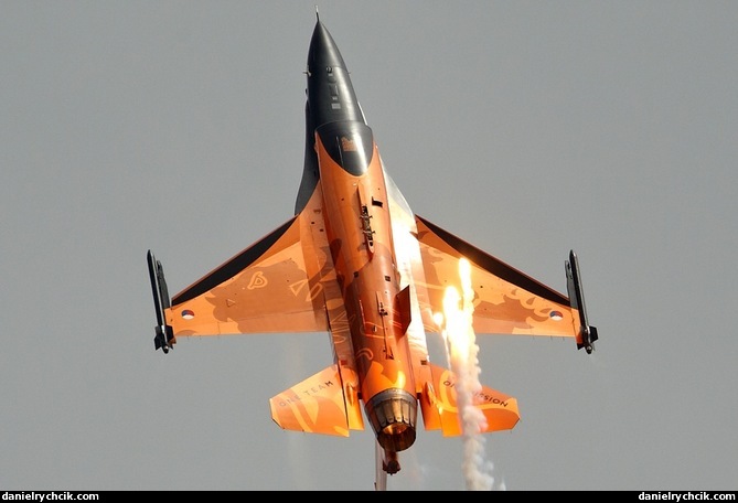 RNLAF F-16C solo display