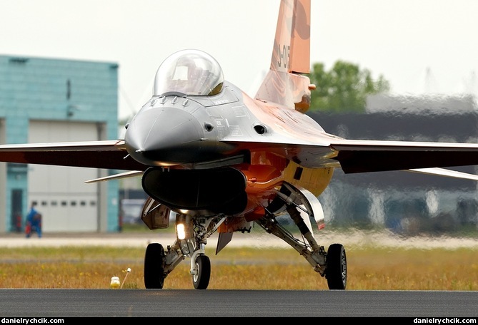 RNLAF F-16C solo display