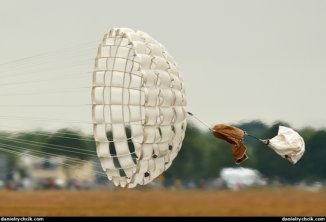 Landing parachute