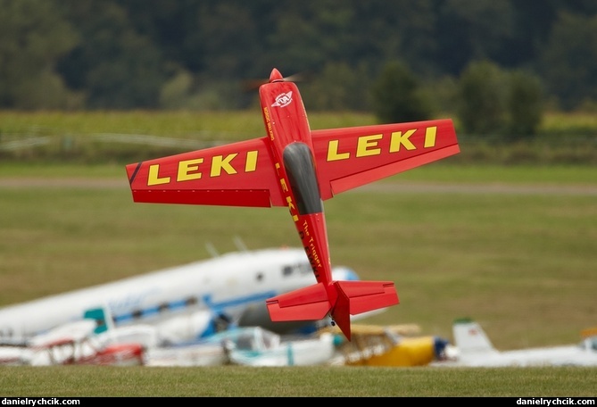 Extra 330 (RC model)