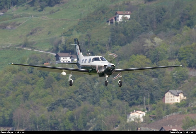 Piper Malibu HB-PRJ landing in Sion