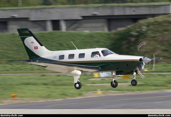 Piper Malibu HB-PRJ landing in Sion