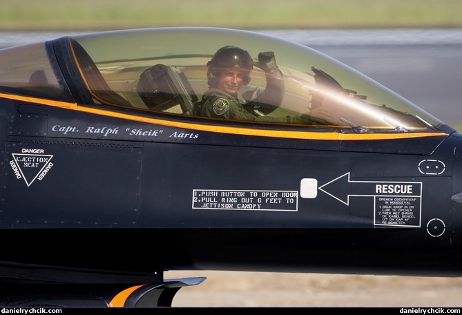 F-16 solo display pilot