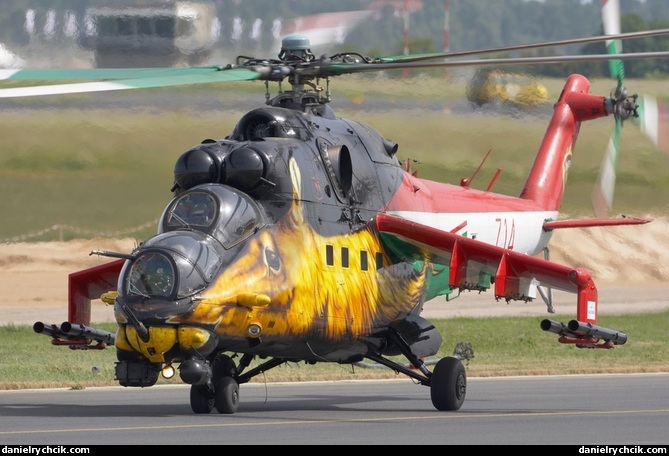 Mi-24V Hind solo display