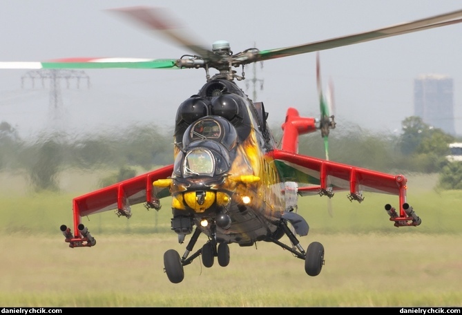 Mi-24V Hind solo display