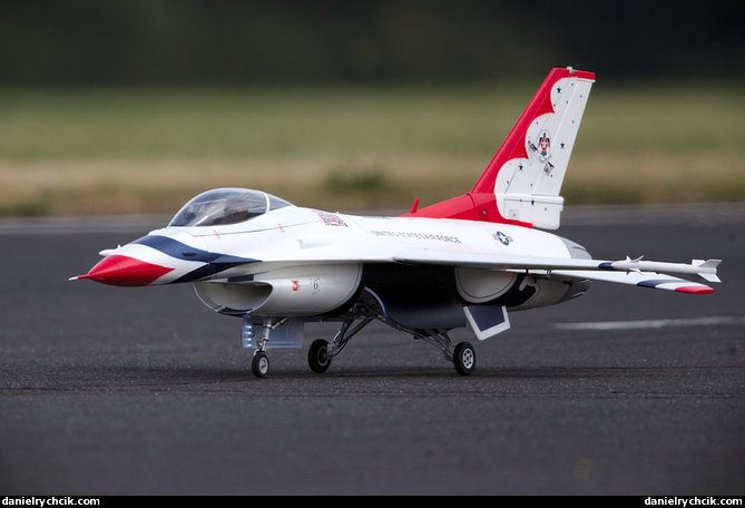 Lockheed Martin F-16C Fighting Falcon (Thunderbirds)