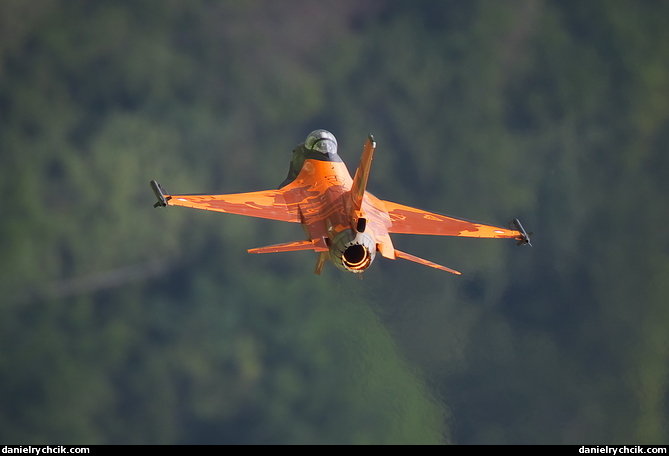 General Dynamics F-16AM Fighting Falcon (RNLAF solo display)