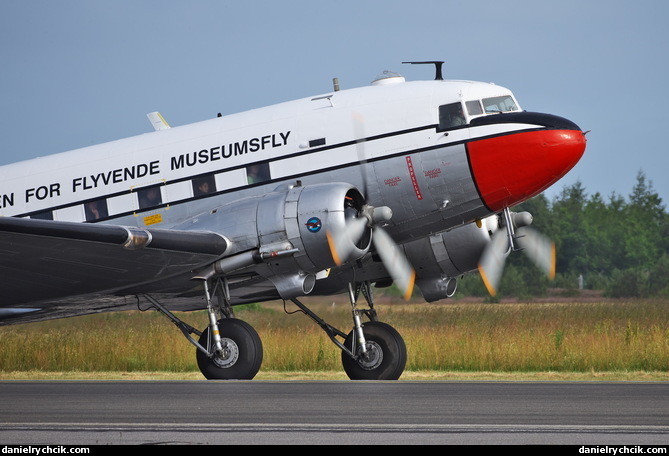 Douglas DC-3