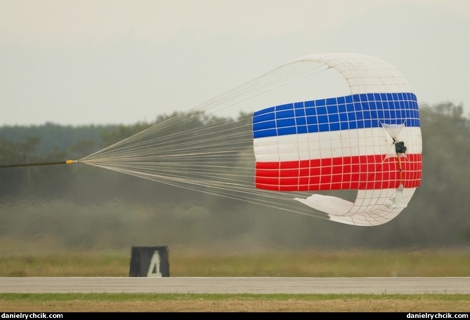 Landing parachute (Dutch F-16C solo)