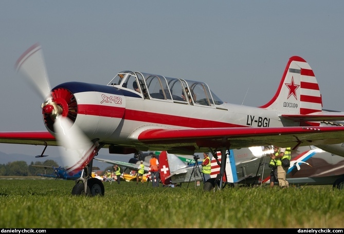 Yakovlev Yak-52