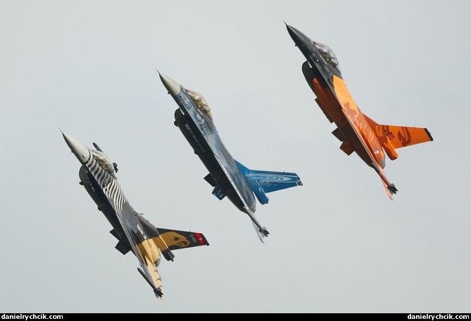 Formation of Dutch, Belgian and Turkish F-16 solo displays