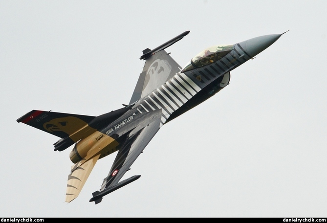 F-16C solo display (Turkish Air Force)