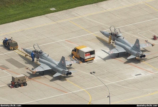 Preparation of two F-5 Tigers