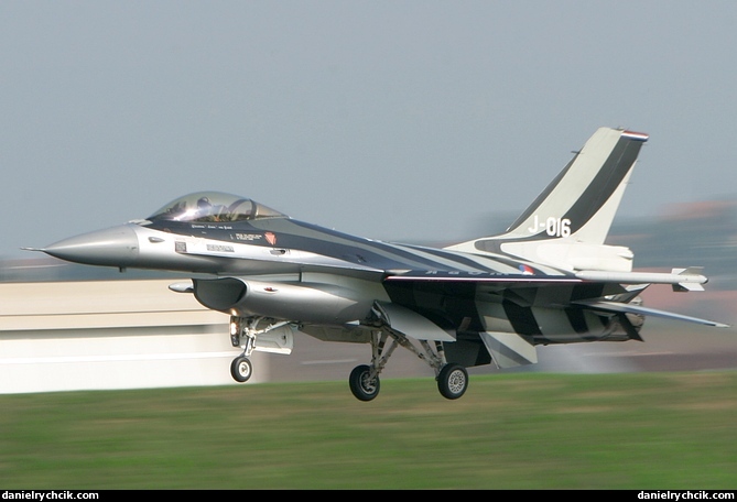 Dutch F-16 Solo Display landing after the demo