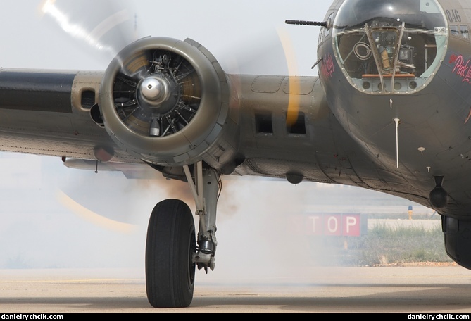 Boeing B-17G Flying Fortress 'Pink Lady'