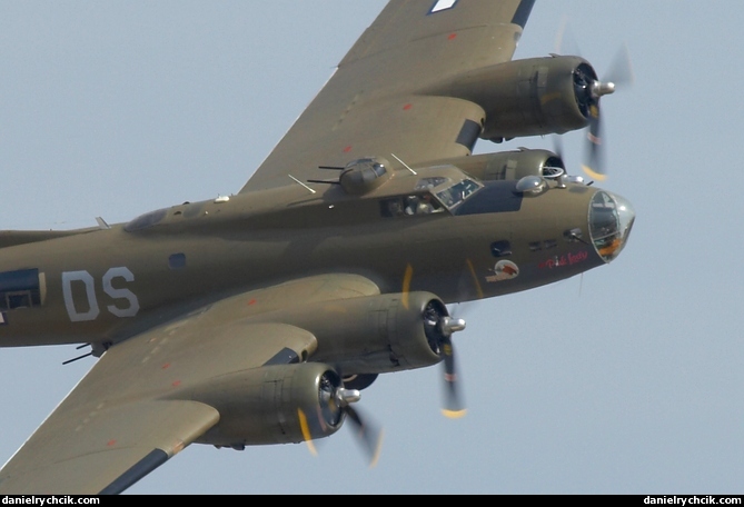 Boeing B-17G Flying Fortress 'Pink Lady'