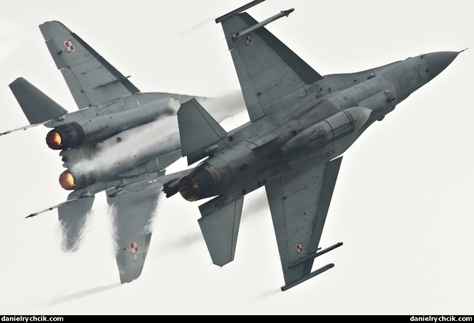 F-16C and MiG-29 dogfight