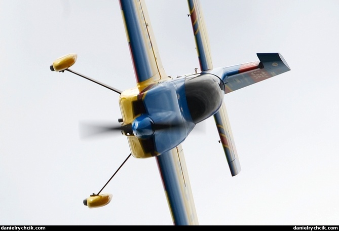 Extra 300 (RC model)