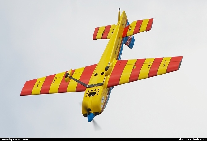 Extra 300 (RC model)