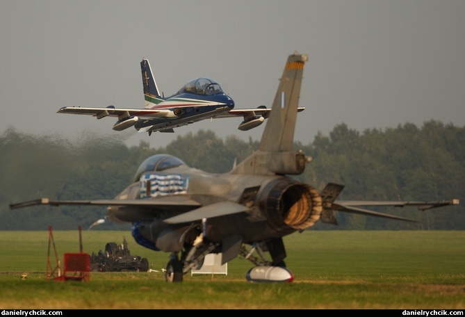 Frecce Tricolori landing behind the Greek F16