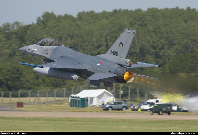 Dutch F-16C Falcon leaving the show