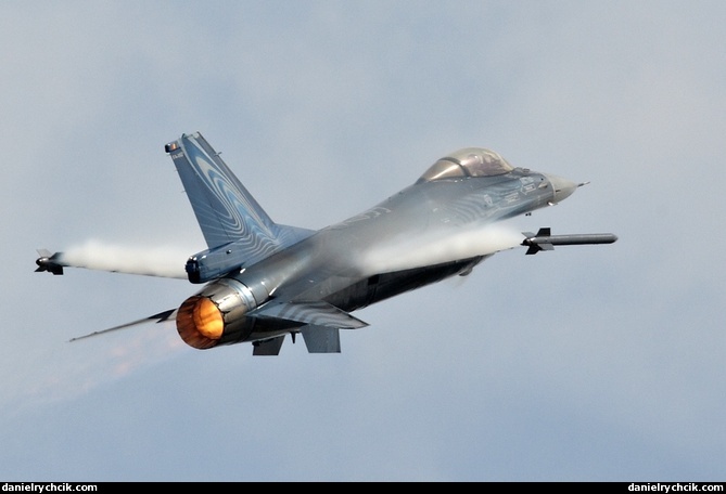 F-16C Falcon solo display (Belgian Air Force)