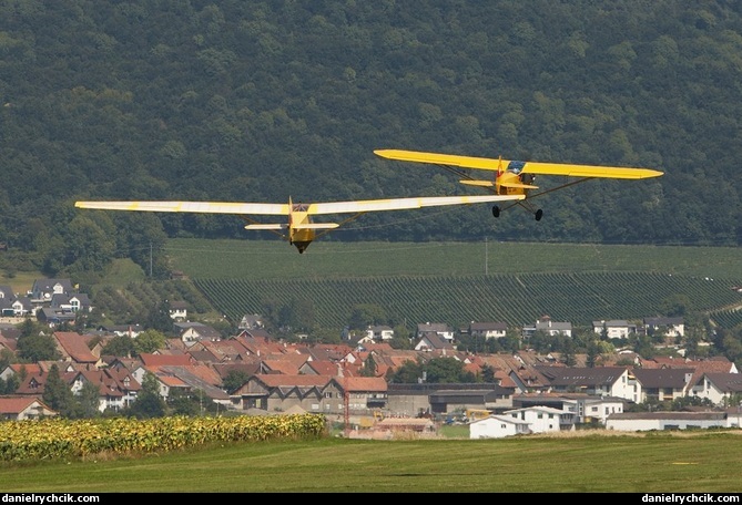 Piper Cub towing the Rhenlerche II