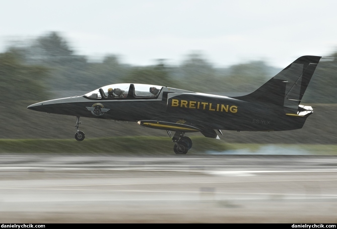 L-39 Albatros of Breitling Jet Team landing in the rain